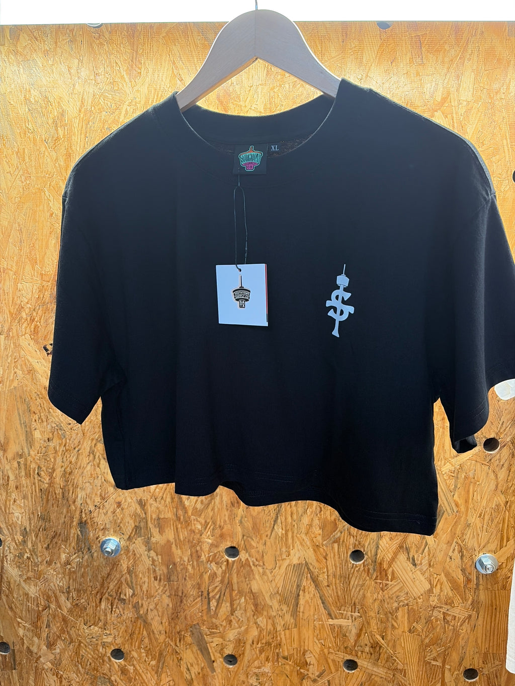 Skelton bartenders crop black