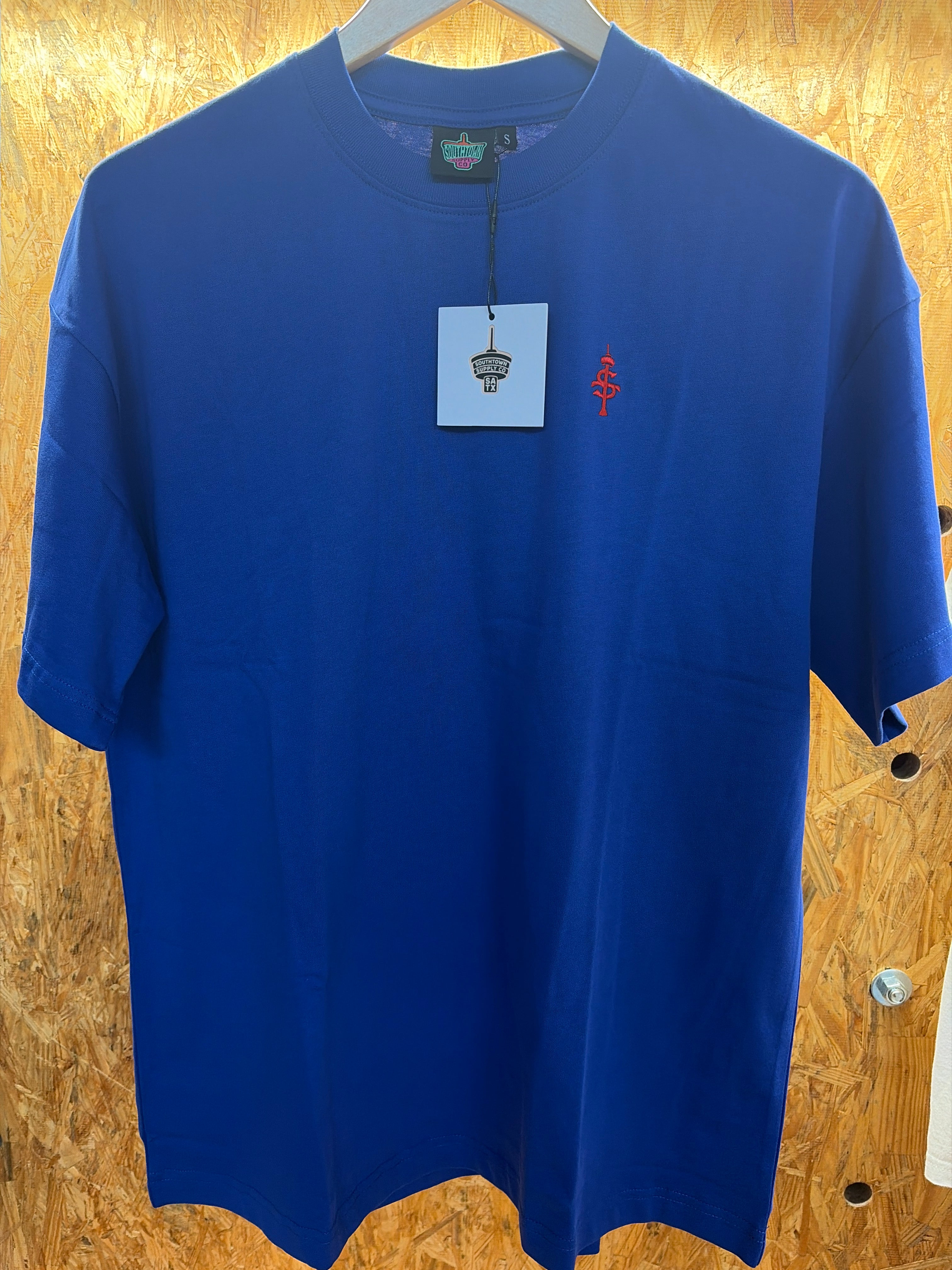 Crest tee royal blue/red