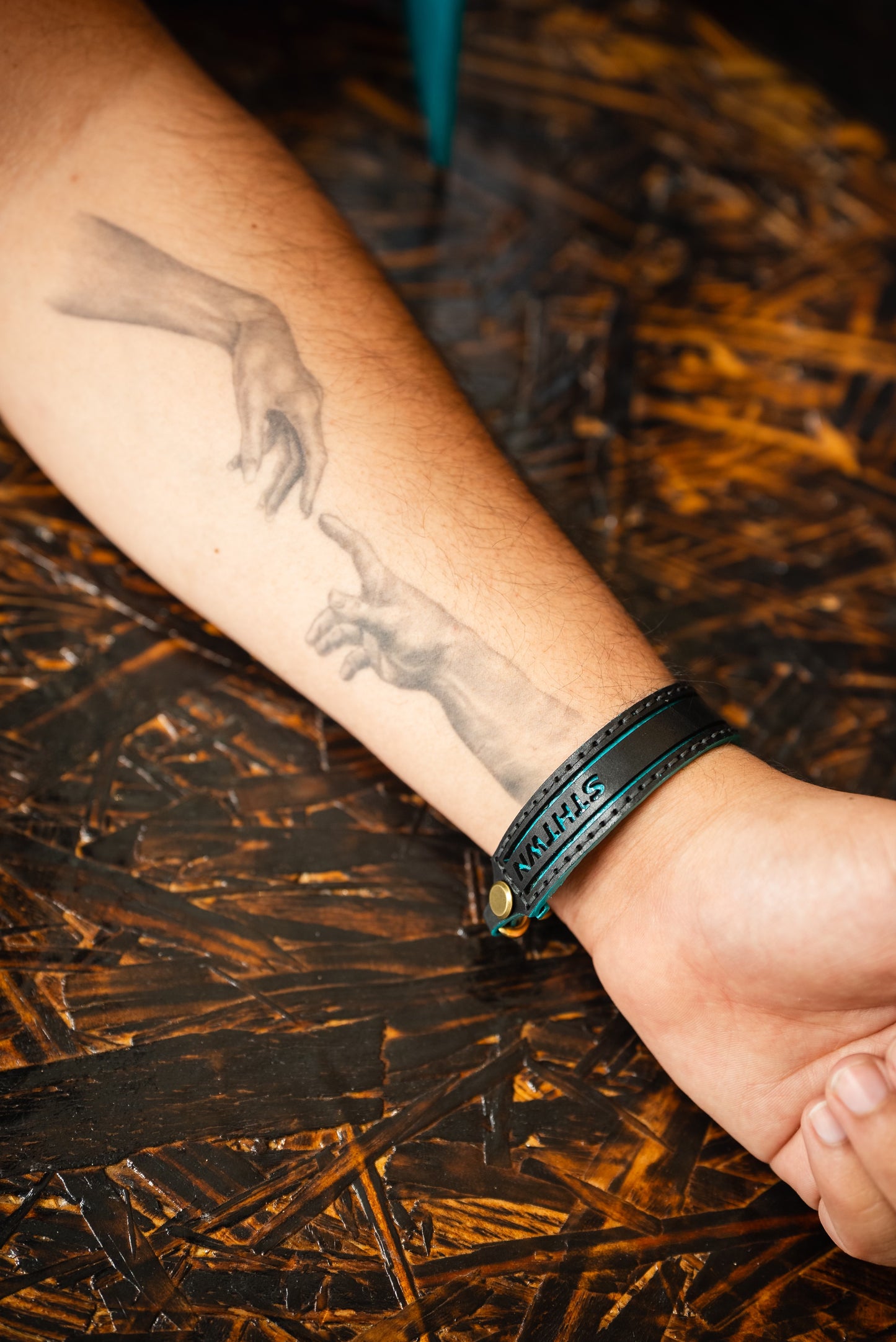 STHTWN Leather wrist cuff Black/blue